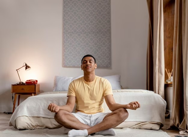 Homem meditando