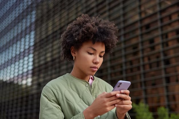 Jovem no celular