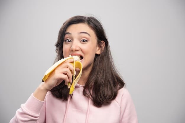Mulher comendo banana