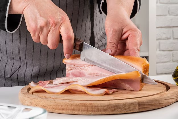 Pessoa cortando bacon