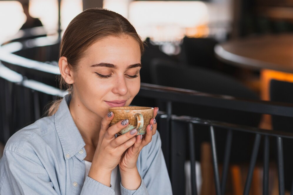 Mulher tomando café