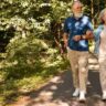 Casal de idosos diabéticos caminhando