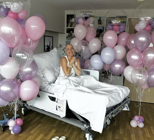 Fabiana Justus na cama de um hospital com balões