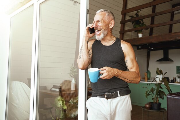 Homem tomando café