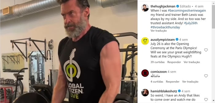 Hugh Jackman fazendo exercícios de bíceps com barra W
