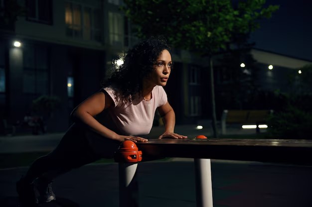 Mulher treinando à noite