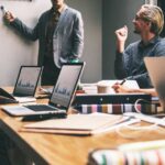 Pessoas em reunião de trabalho