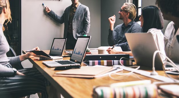 Pessoas em reunião de trabalho dentro