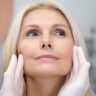 Idosa faz tratamento para rejuvenescimento