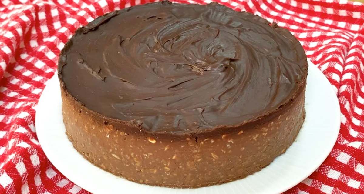 Só 3 ingredientes e sem açúcar! Torta de chocolate deliciosa e saudável! Sem forno e sem leite! - MundoBoaForma