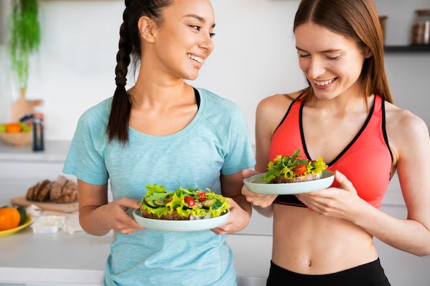 Amigas comendo salada
