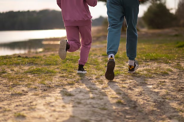 Casal caminhando para trás
