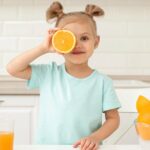 Criança tomando suco