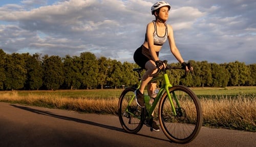 Mulher andando de bicicleta