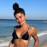 Aline Campos surpreende com flexibilidade e equilíbrio à beira da piscina