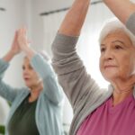 Idosas fazendo exercícios