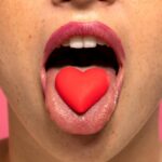 Mulher com doce na língua