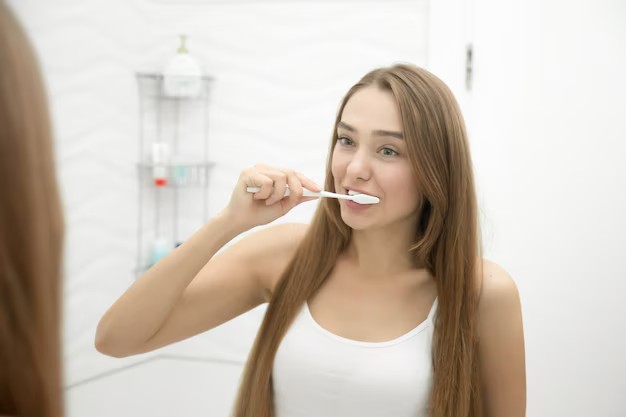 Mulher escovando os dentes