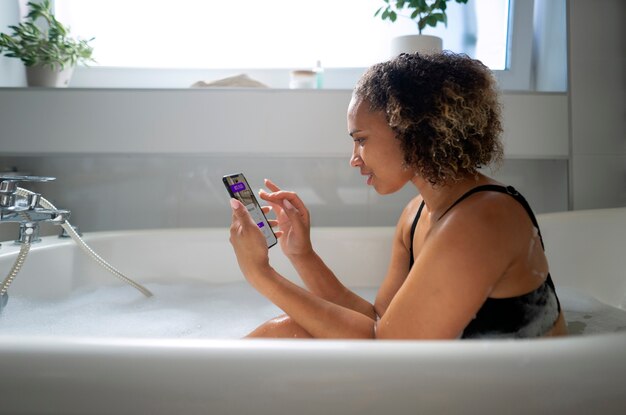 Mulher com celular no banheiro