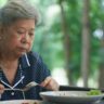 Senhora japonesa se alimentando
