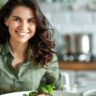 Mulher fazendo dieta saudável