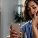Mulher triste enquando acessa as redes sociais