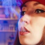 Jovem com cigarro eletrônico