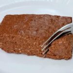 Bolo de chocolate com aveia e banana