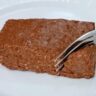 Bolo de chocolate com aveia e banana