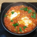 Ovo com tomate na frigideira