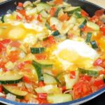 Ovo com vegetais na frigideira