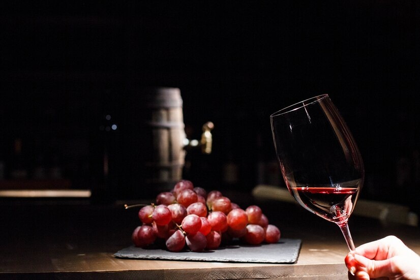 Vinho na dieta mediterrânea pode reduzir risco de doenças cardíacas, indica estudo