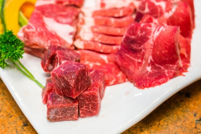 Comer esse tipo de carne vermelha eleva risco de demência, alerta Harvard