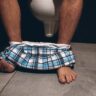 Fazer cocô antes do treino pode melhorar exercício, sugere estudo