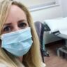 Mulher tem sintomas de câncer descartados por ser "muito nova"