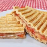 sanduíche de queijo e tomate