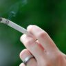 Cigarro está ligado a derrames inexplicáveis em pessoas mais novas, diz estudo; entenda