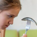 Crianças que comem peixes regularmente são mais sociáveis, diz estudo; entenda o motivo