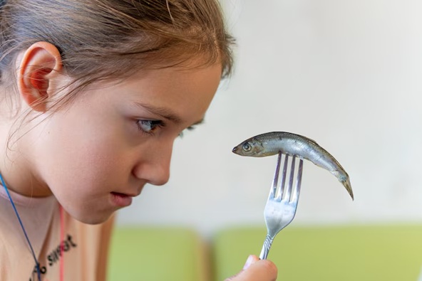 Crianças que comem peixes regularmente são mais sociáveis, diz estudo; entenda o motivo