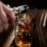 Álcool pode envelhecer o cérebro mais cedo do que se pensava; entenda como