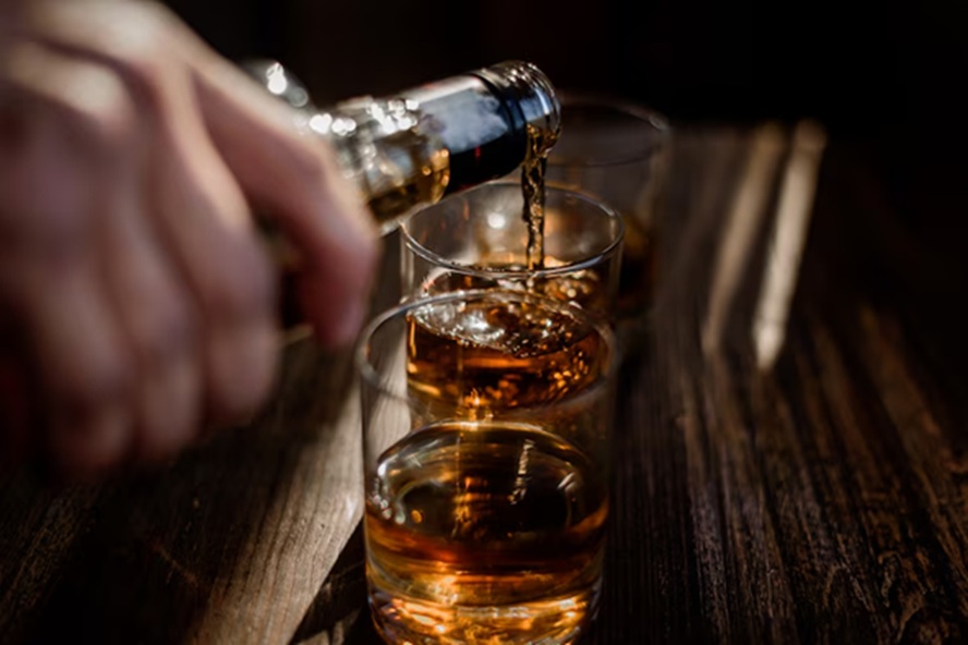Álcool pode envelhecer o cérebro mais cedo do que se pensava; entenda como
