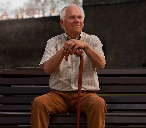 Muito tempo sentado aumenta risco de Alzheimer, aponta pesquisa