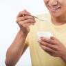 Comer iogurte regularmente reduz risco de câncer
