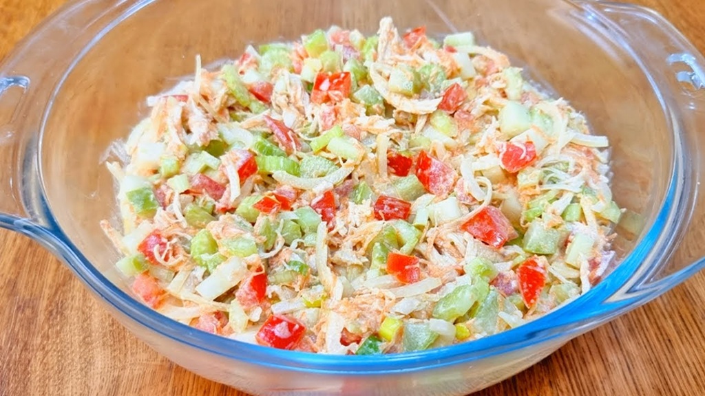Emagrece e desincha! Salada deliciosa, fácil, rápida e saudável - Low carb e completa