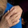 Alzheimer precoce pode ser identificado por 5 mudanças na fala; saiba quais