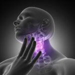 Jovem descobre câncer na tireoide após incidente com cotonete; entenda Jovem descobre câncer após incidente com cotonete; entenda