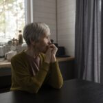 Estudo de Harvard relaciona perda de lítio no cérebro ao Alzheimer; entenda