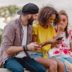 Atividade cerebral de jovens indica que TV e jogos aumentam o foco, enquanto redes sociais prejudicam; entenda