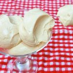 Sorvete cremoso de 4 ingredientes - Rápido, sem açúcar, sem leite condensado e creme de leite, fácil Sorvete cremoso de 4 ingredientes - Rápido, sem açúcar, sem leite condensado e creme de leite, fácil