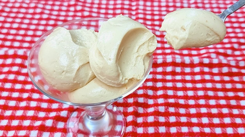 Sorvete cremoso de 4 ingredientes - Rápido, sem açúcar, sem leite condensado e creme de leite, fácil